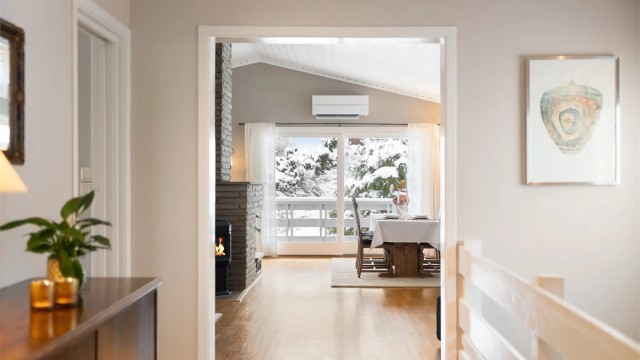 Et glimt inn mot den lyse stuen og utgangen til den sydvestvendte terrassen.