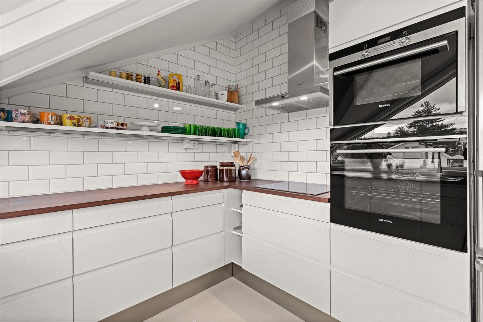 Kjøkkenet er velutstyrt med blant annet en nyere Siemens stekeovn fra 2024 og nedfelt platetopp.