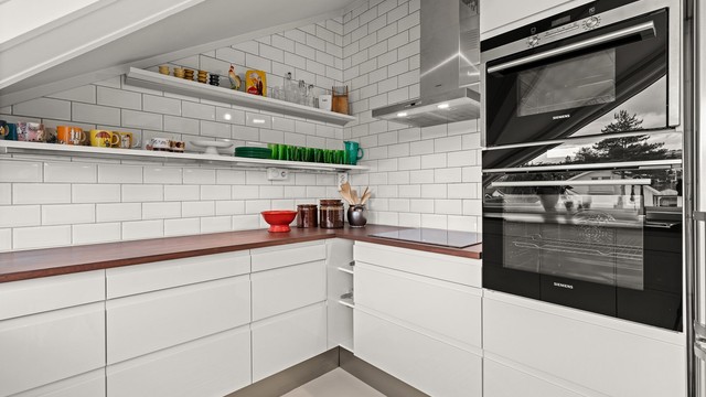 Kjøkkenet er velutstyrt med blant annet en nyere Siemens stekeovn fra 2024 og nedfelt platetopp.