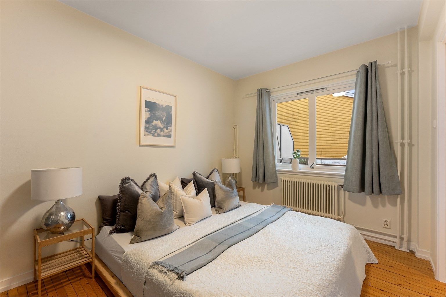 Leiligheten har to soverom. Hovedsoverommet har god plass til dobbeltseng og nattbord.