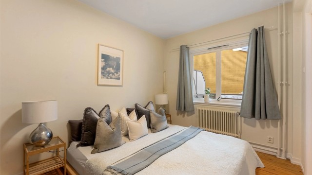 Leiligheten har to soverom. Hovedsoverommet har god plass til dobbeltseng og nattbord.