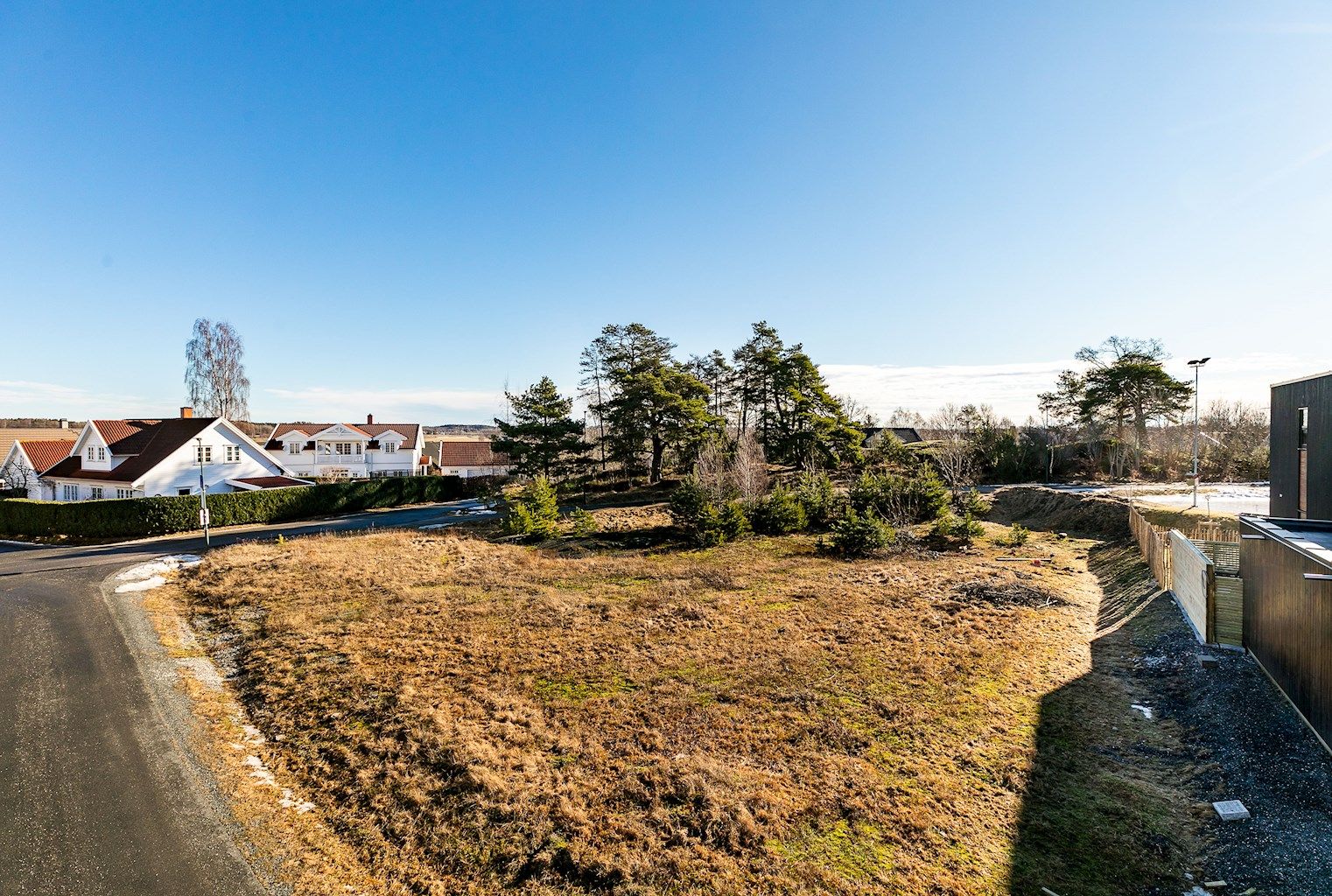 Tomten har meget gode solforhold, her avbildet midt på dagen ultimo februar.