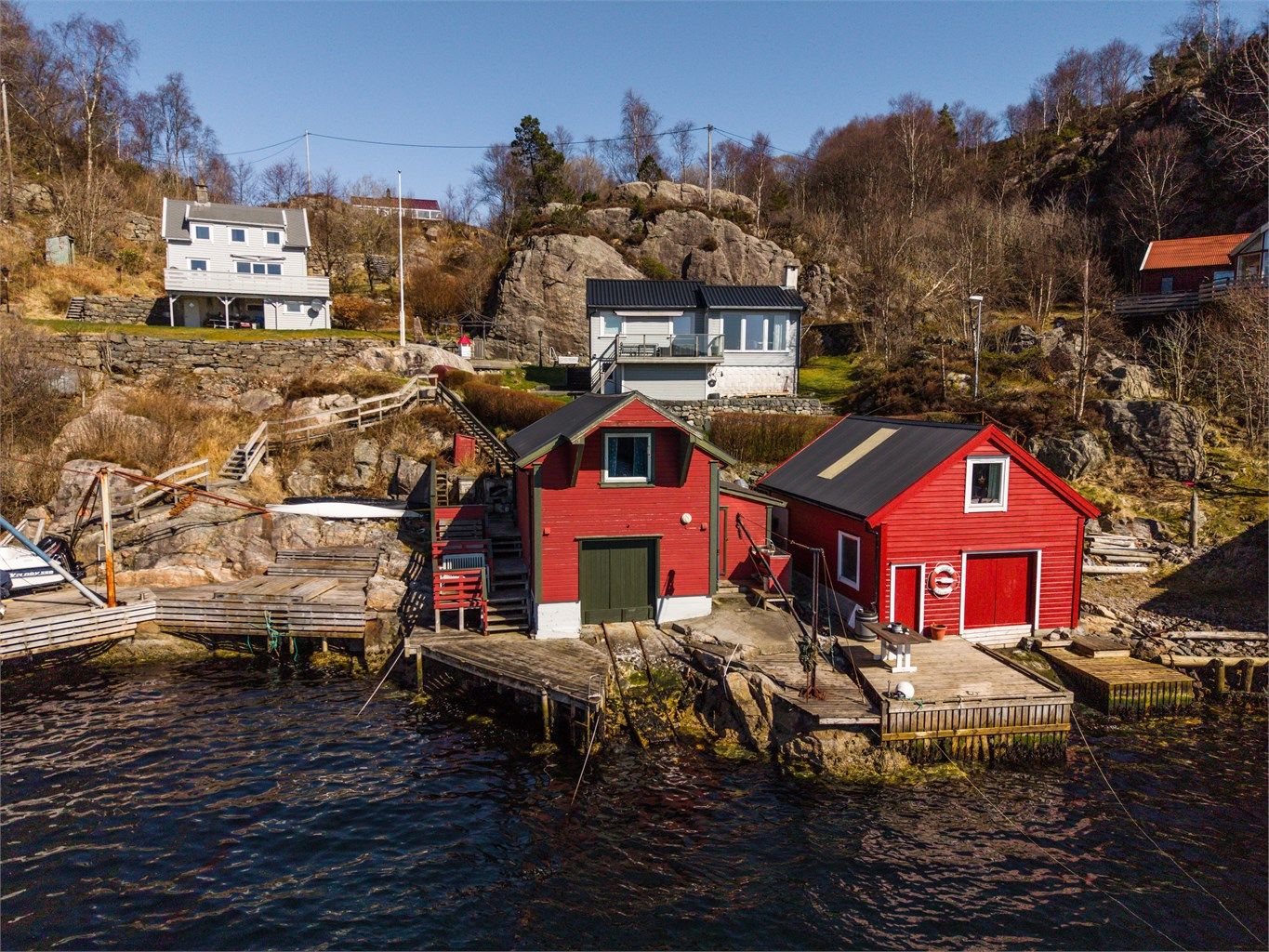 Eiendommen har en vestvendt plassering ved sjøkanten av Hjeltefjorden, med umiddelbar tilgang til sjøen fra egen kai.