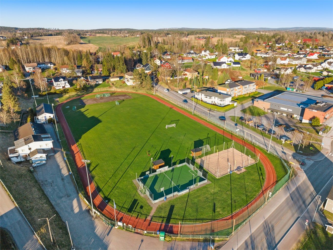 Lørenfallet byr på flotte idrettsanlegg, inkludert Stomperud Stadion med fotballbane og sandvolleyballbane.
