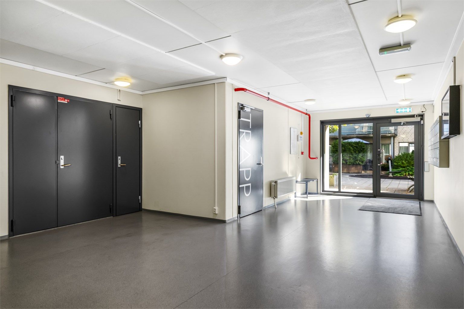 Inngangsparti - hyggelig inngangsparti - opp en etasje i trappegang - heis fra blokk nr 6.