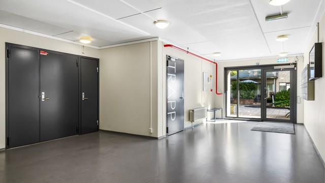 Inngangsparti - hyggelig inngangsparti - opp en etasje i trappegang - heis fra blokk nr 6.