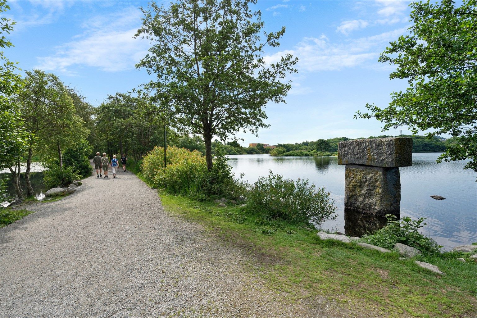 På Våland bor man tilbaketrukket samtidig som man har nærhet til sentrum, turområder rundt Mosvannet, ved Ullandhaugstårnet og Sørmarka samt Vålandsskogen. 
