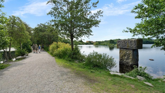 På Våland bor man tilbaketrukket samtidig som man har nærhet til sentrum, turområder rundt Mosvannet, ved Ullandhaugstårnet og Sørmarka samt Vålandsskogen.