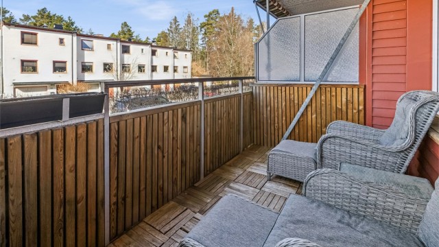 Her kan ettermiddagssolen nytes med utsikt over borettslagets grønne fellesområder.