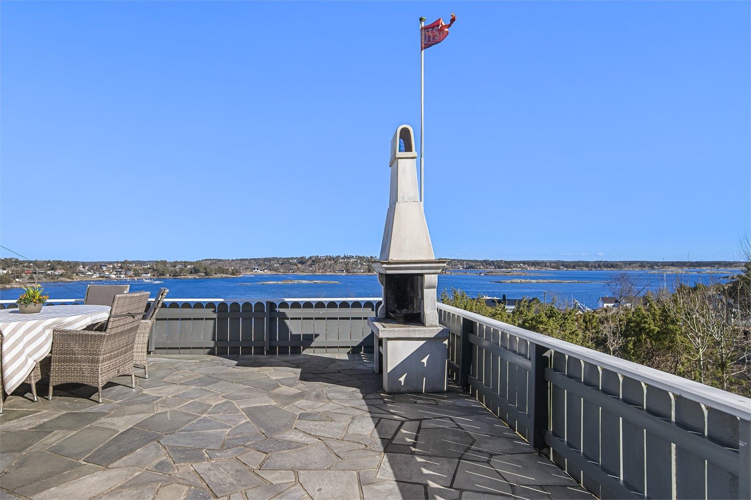 Tomten ligger i rolige, maritime omgivelser og består av lettstelt naturtomt med flere flotte utsiktspunkter hvor man virkelig kan nyte nærheten til sjøen