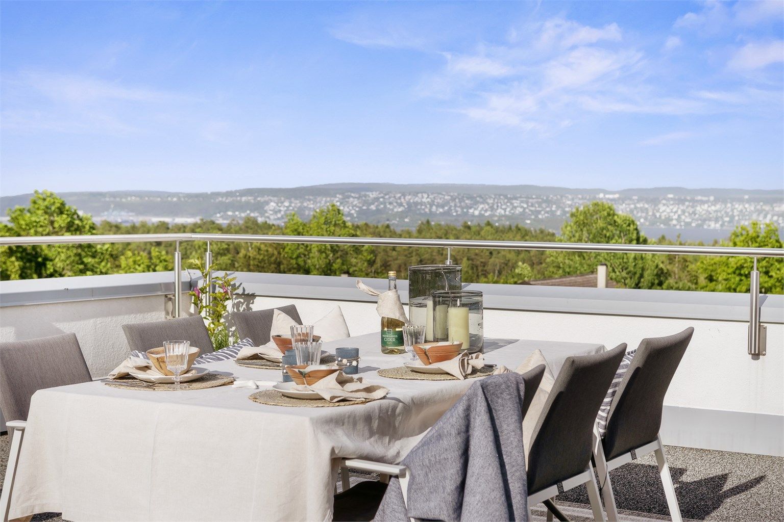 Her kan du nyte panoramautsikt over fjorden fra morgen til kveld, og oppleve hvordan årstidene maler sin egen levende kunst rett utenfor vinduene.