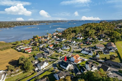 Lahelle er kjent for flotte turområder samt koselige smågater med sørlandsidyll. Lahellefjorden kan friste med flotte holmer som er rikt befolket på de varme sommerdager, og båtveien er kort til Tønsbergfjorden og Tjømeland.