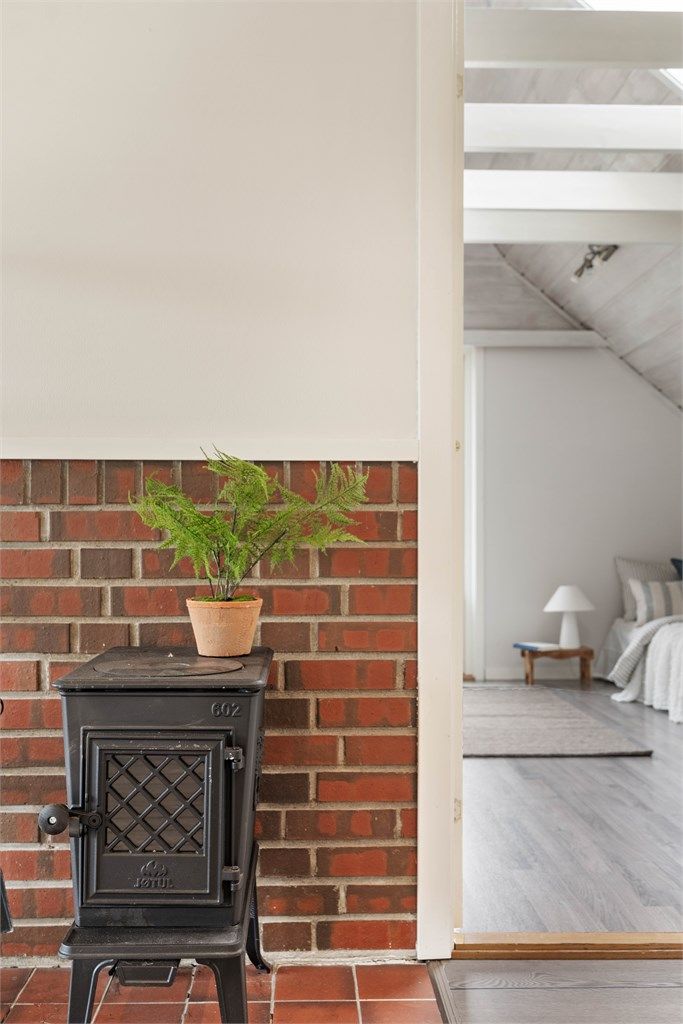Peisovnen i loftstuen gir ekstra varme og hygge.