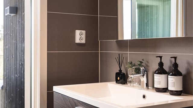 Badet har et delikat og moderne fargevalg som gir en harmonisk stemning.