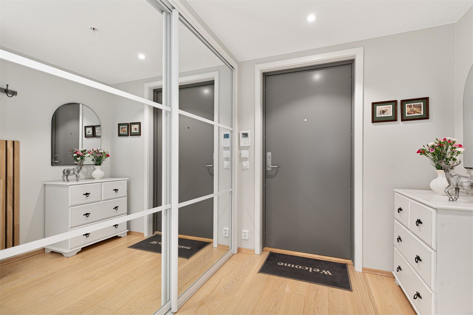 Velkommen inn i en romslig entré med god plass til yttertøy og sko bak en stor skyvedørsgarderobe/bod. Her er det også dørcallinganlegg.