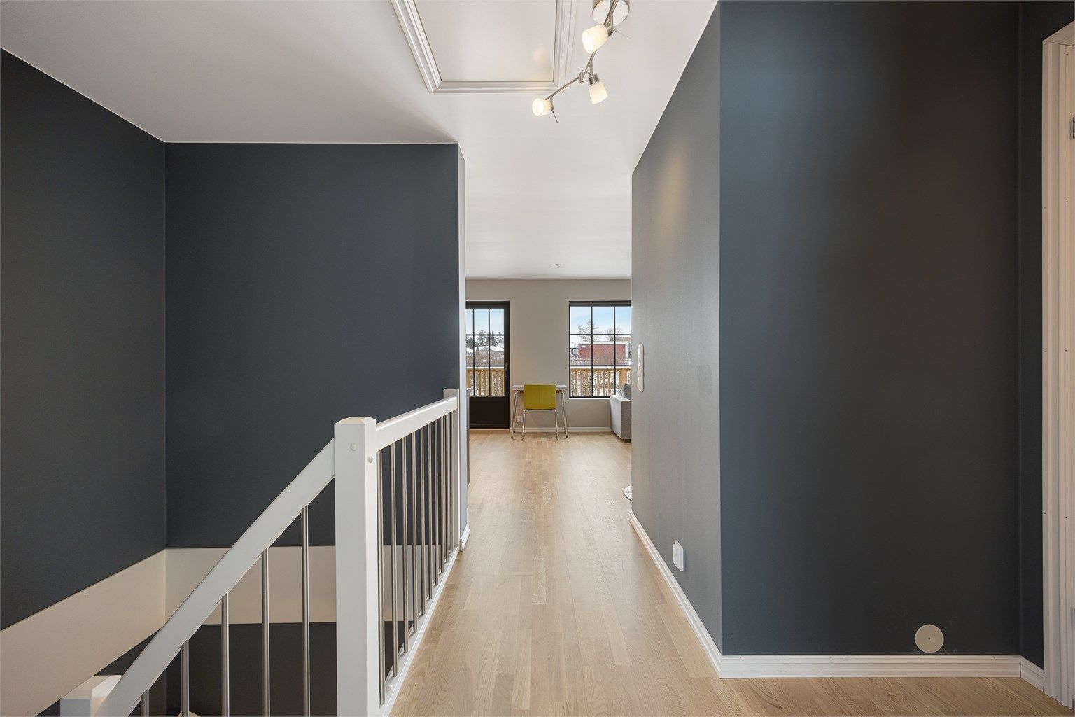 Fra trappen åpner det sosiale allrommet seg, med flott lysinnslipp fra to sider.