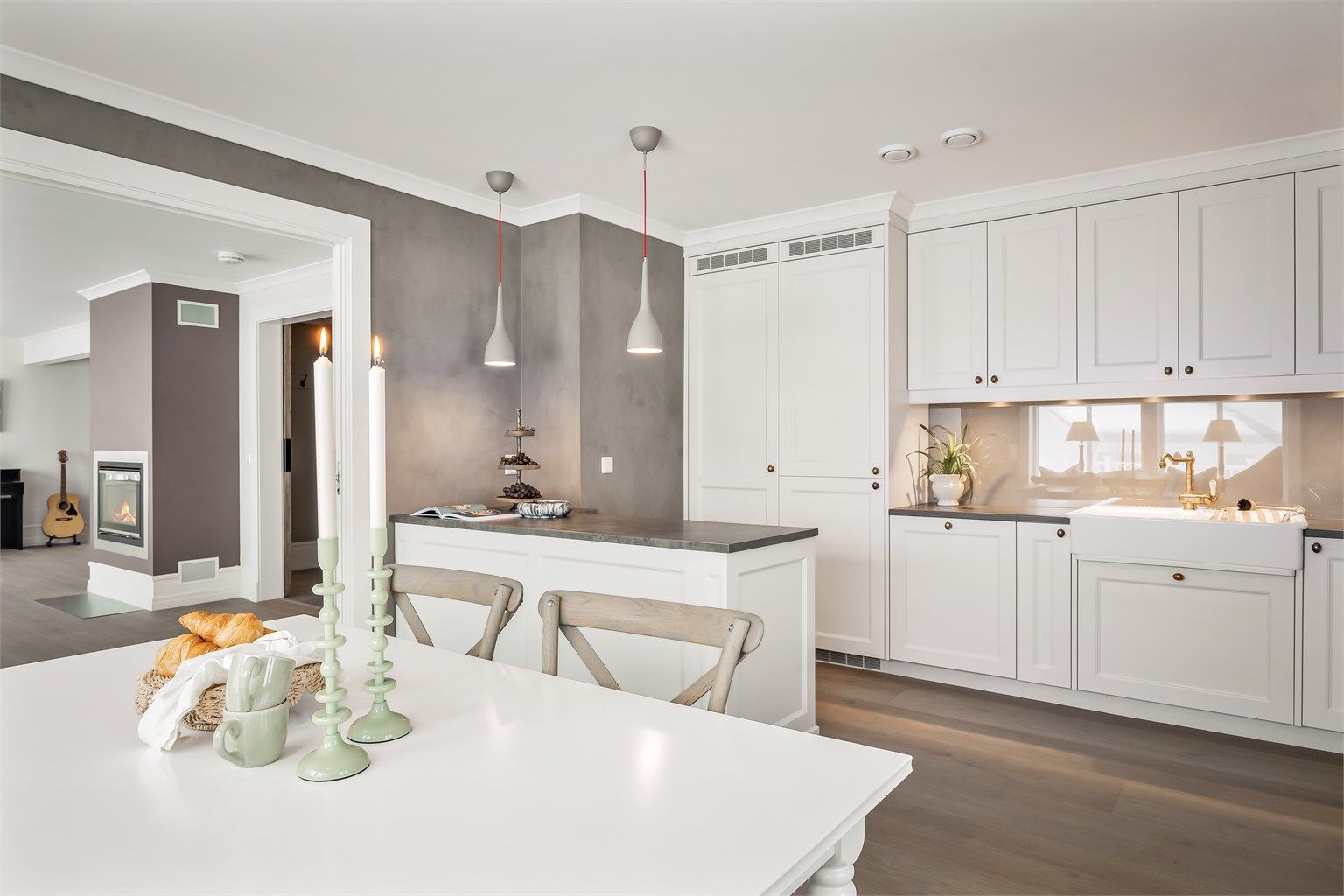 Klassisk og profilert kjøkkeninnredning med helintegrerte hvitevarer.