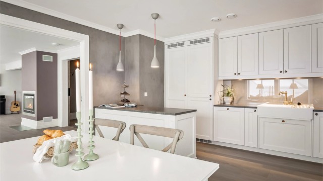 Klassisk og profilert kjøkkeninnredning med helintegrerte hvitevarer.