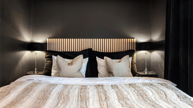Hovedsoverommet har god plass til dobbeltseng og nattbord.