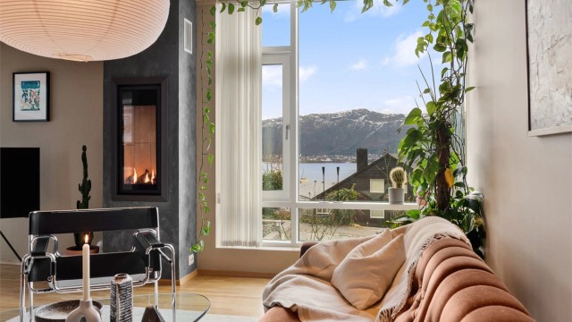Flott utsikt fra stuen mot Borgundfjorden og Sula
