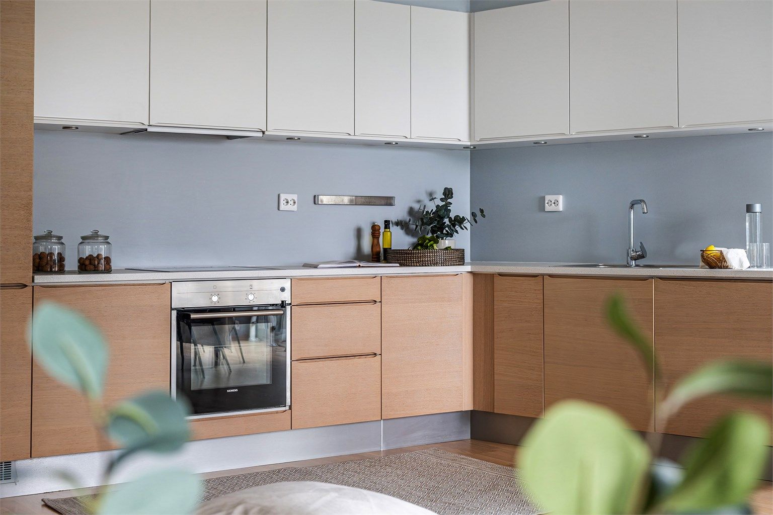 Tidsriktig og moderne design på kjøkken. Integrerte hvitevarer. 