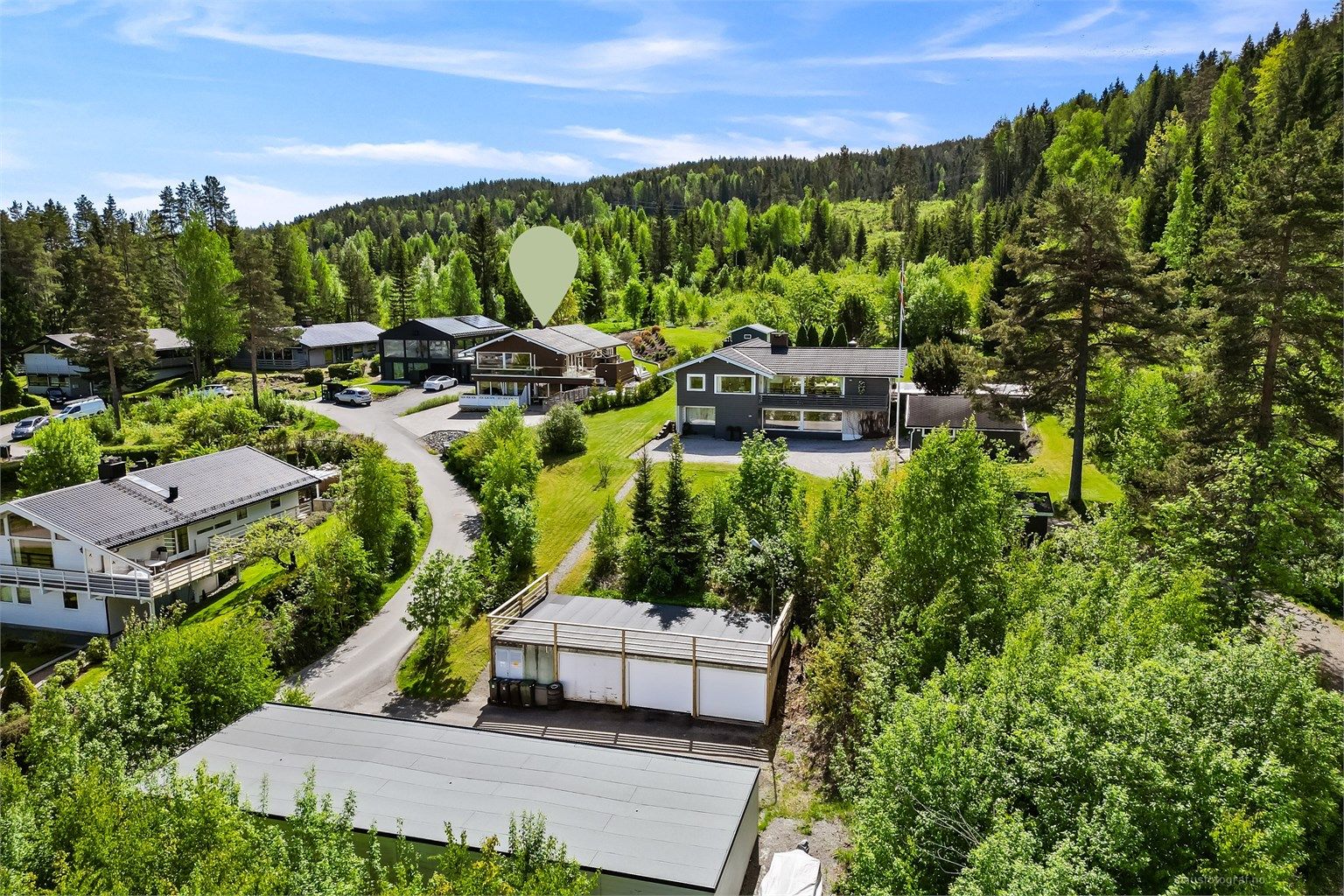 Eiendommen er beliggende i et attraktivt og barnevennlig område på Drammens tak. 