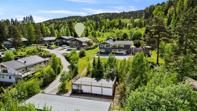 Eiendommen er beliggende i et attraktivt og barnevennlig område på Drammens tak.
