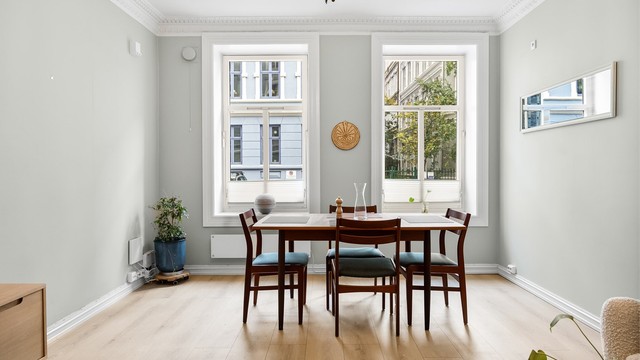 Stuen har en svært god størrelse og gir god plass til både en romslig sofagruppe og en separat spisegruppe.
