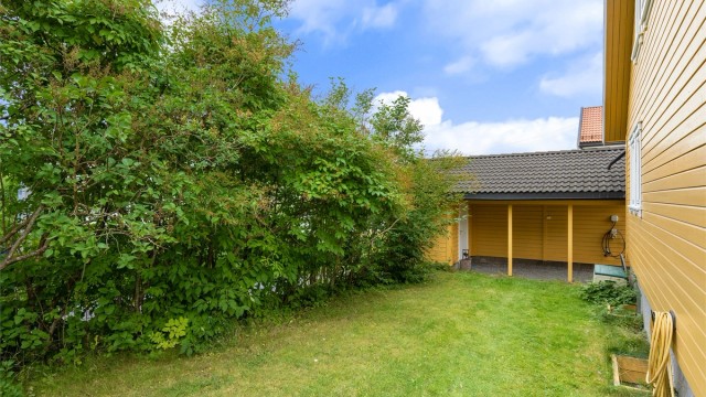 Hagen er privat og er en perfekt boltreplass for de minste.