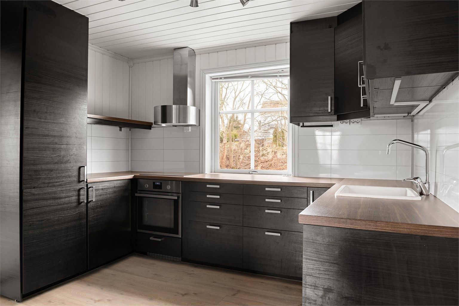 Kjøkkeninnredningen er en omfangsrik løsning i serien Metod fra IKEA, med integrerte hvitevarer som alle medfølger.