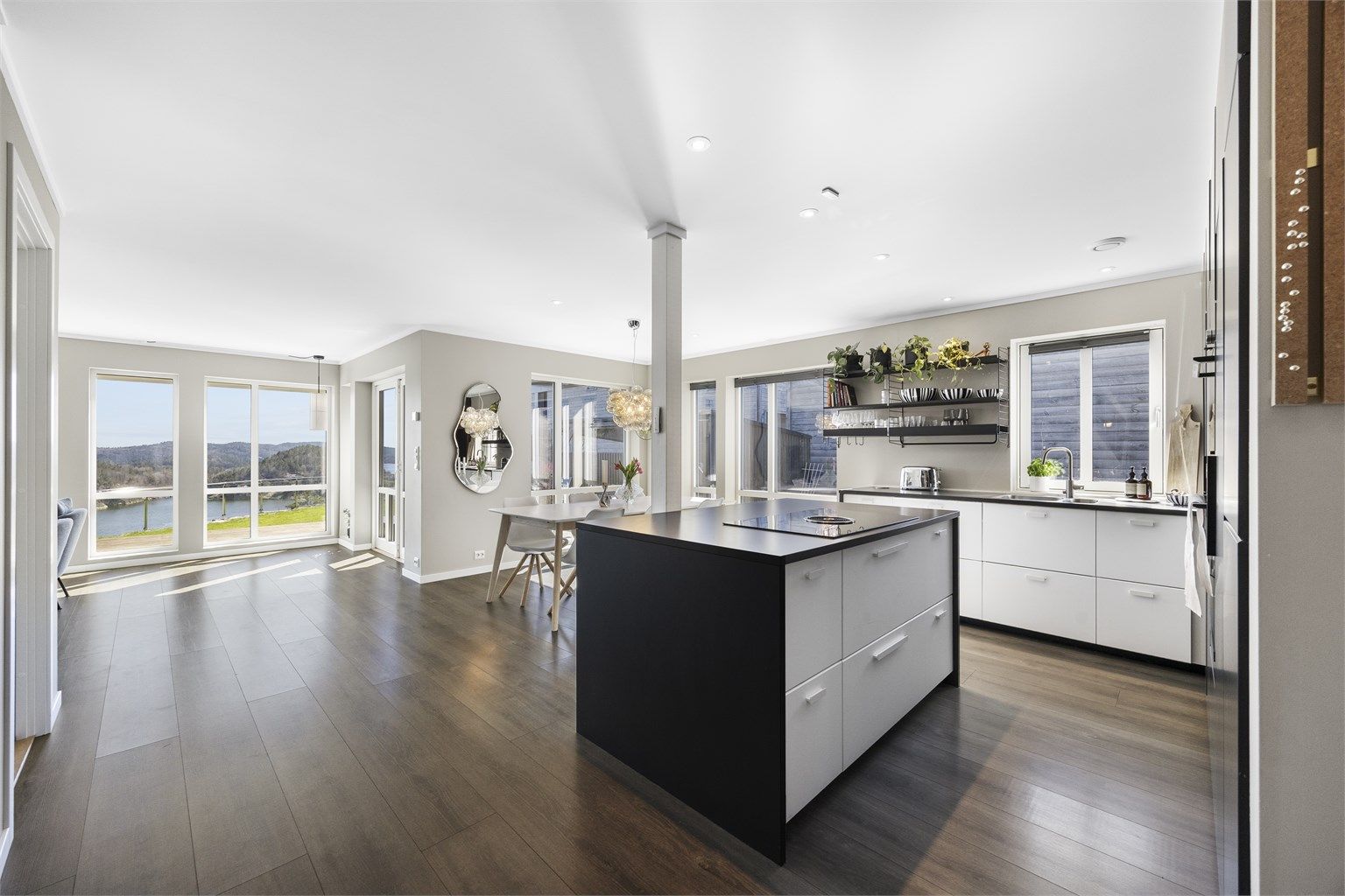 Kjøkkenet fra 2019 har en praktisk kjøkkenøy med integrert platetopp og ventilator.