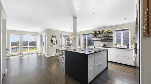 Kjøkkenet fra 2019 har en praktisk kjøkkenøy med integrert platetopp og ventilator.