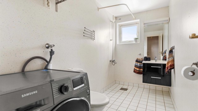 Her er det også gulvmontert toalett og praktisk opplegg for vaskemaskin.