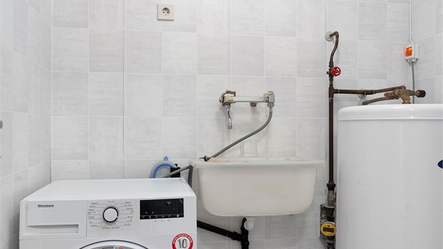 Separat vaskerom med vaskemaskin og en 200L varmtvannsbereder fra 2002.
