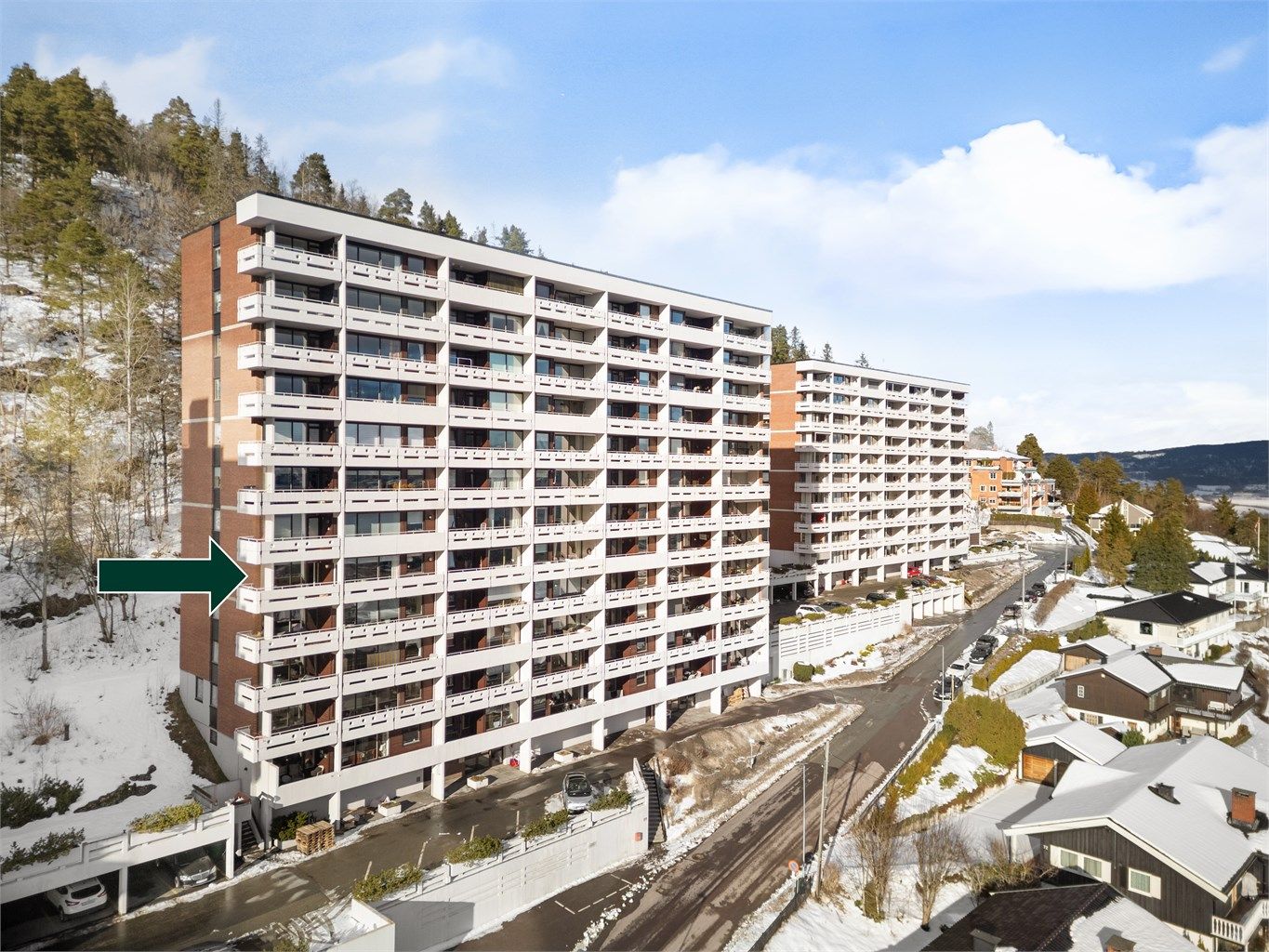 Beliggende i et attraktivt nabolag med umiddelbar nærhet til marka og kort vei til sentrum. Foto: Emotional Landscape Production Ole Thoresen