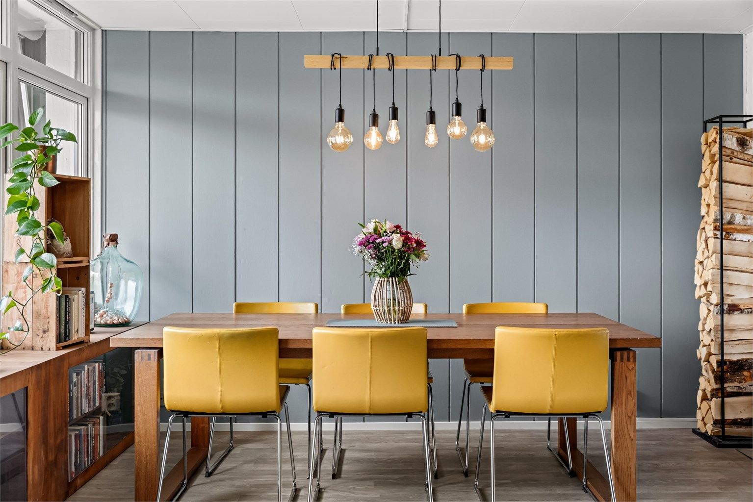 Malt panelvegg gir en lun ramme rundt spiseplassen.