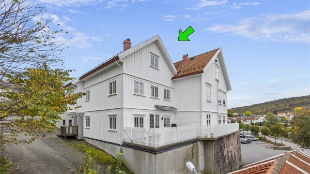 Fin 3 etasjers leilighet med sentrumsbeliggenhet, 3 soverom, p-plass i parkeringskjeller og terrasse med utsikt til Tjenna.