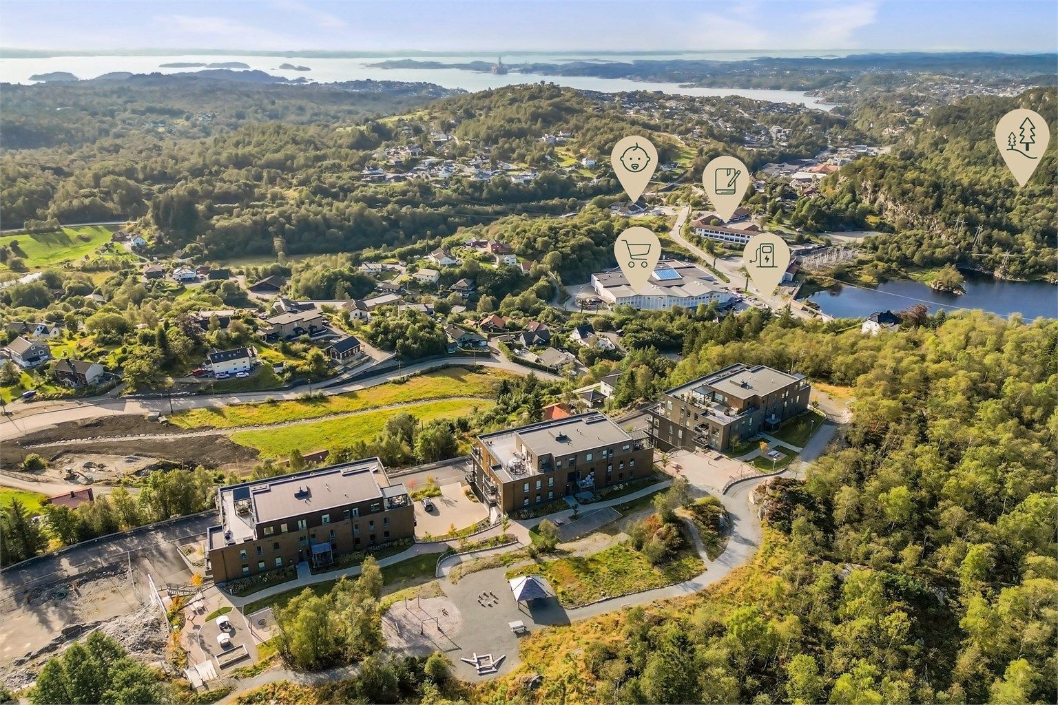 Supersentral beliggenhet med enkel tilgang til dagligvarebutikker, kjøpesenter, skoler, barnehager, turområder og offentlig kommunikasjon, noe som gjør hverdagen både praktisk og bekvem.