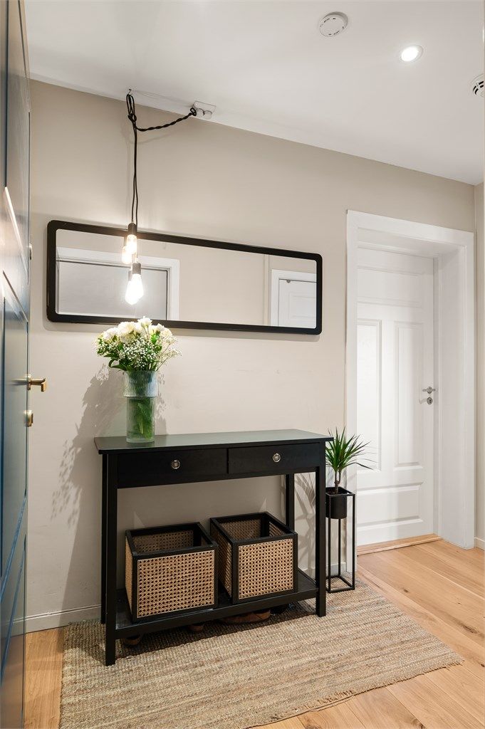 Entré med innfelte downlights og brann- og lydklassifisert inngangsdør.