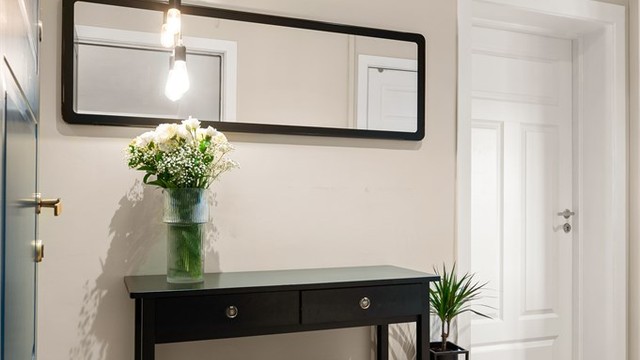 Entré med innfelte downlights og brann- og lydklassifisert inngangsdør.