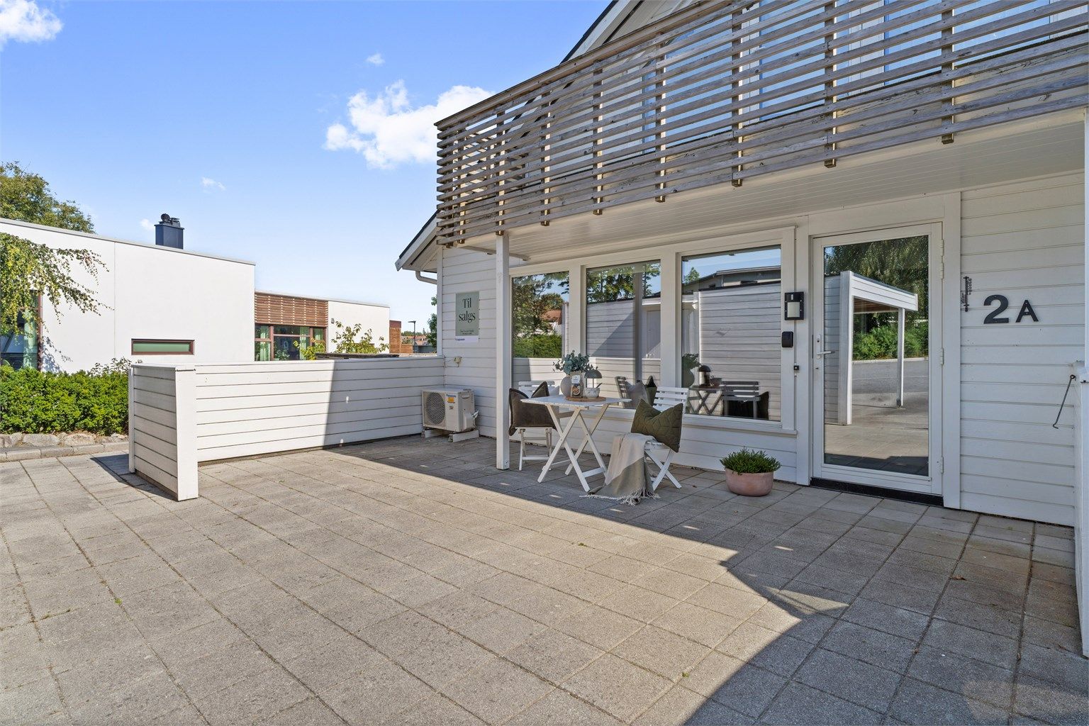Velkommen til Gretebakken 2A, en romslig og innholdsrik leilighet, med herlig uteplass, egen carport og meget sentral plassering. 
Krogsveen v/ Tom Christer Hovde ønsker velkommen til visning.
Foto: Nordbø Foto 