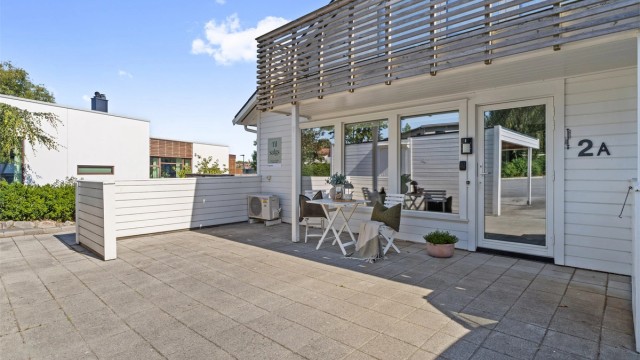 Velkommen til Gretebakken 2A, en romslig og innholdsrik leilighet, med herlig uteplass, egen carport og meget sentral plassering.
Krogsveen v/ Tom Christer Hovde ønsker velkommen til visning.
Foto: Nordbø Foto