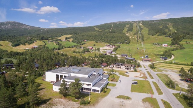 Dronebilde av eiendommen som viser nærhet til alpinanlegget