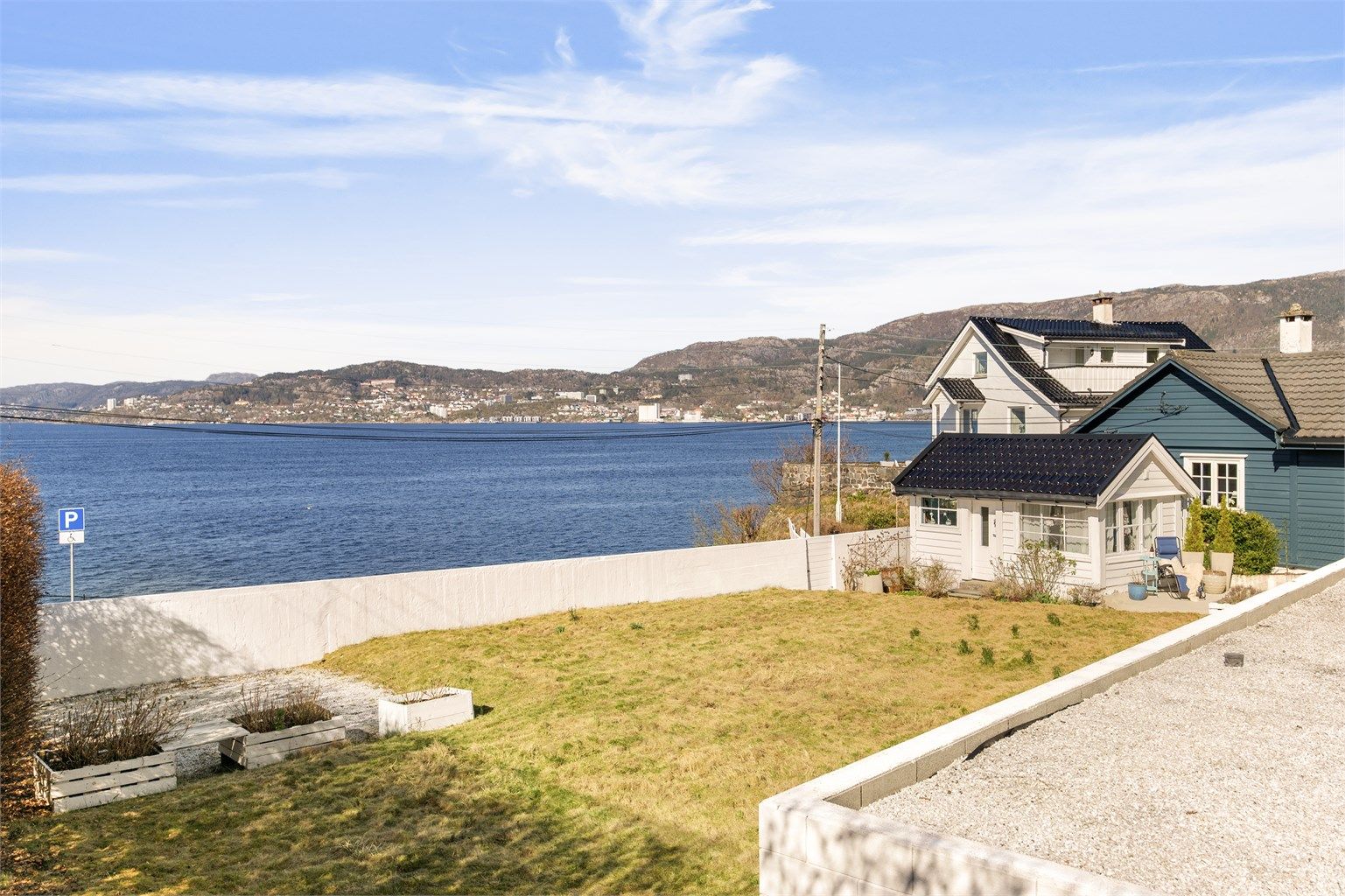 - Pent opparbeidet uteområde foran boligen -