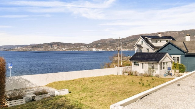 - Pent opparbeidet uteområde foran boligen -