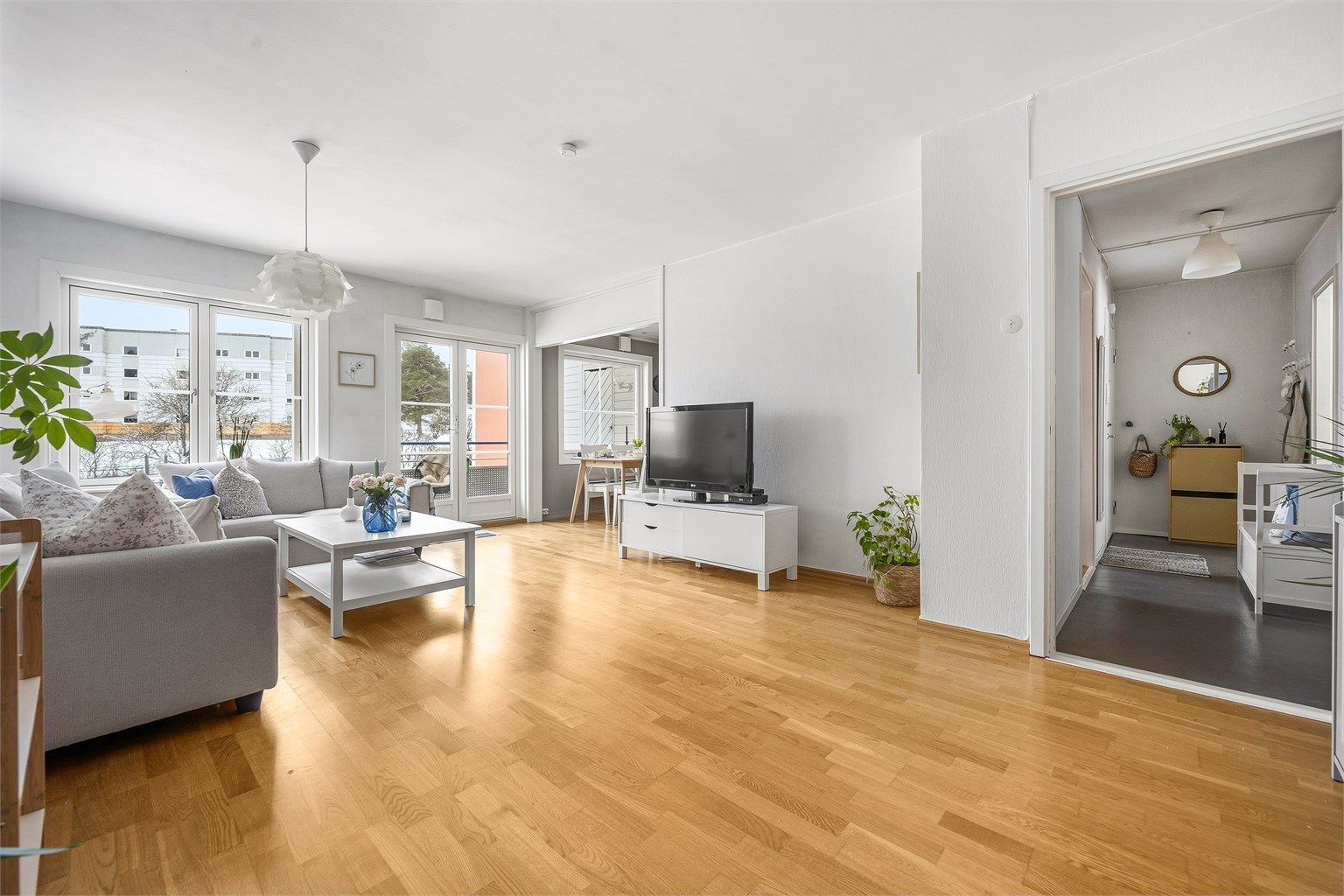 Leiligheten har en åpen og luftig atmosfære med god forbindelse mellom rommene.