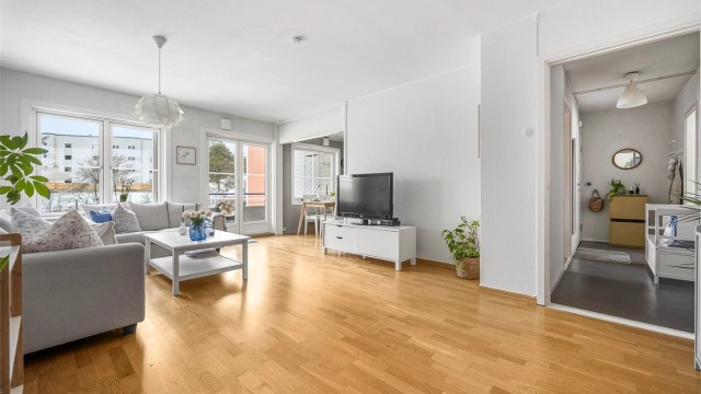 Leiligheten har en åpen og luftig atmosfære med god forbindelse mellom rommene.