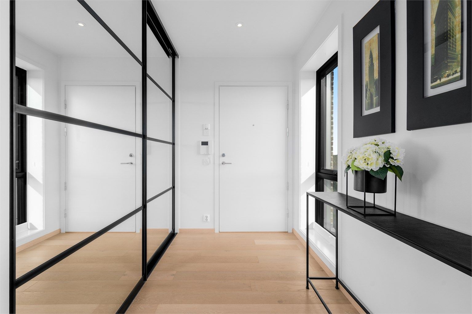 Pen entré med stor skyvedørsgarderobe