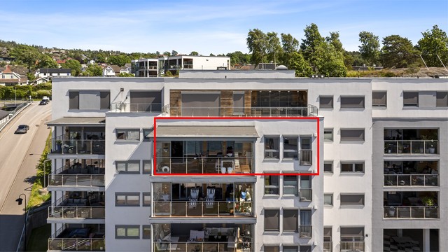 Stor, vestvendt og delvis innglasset balkong med utsikt mot innseilingen til Sandefjord.