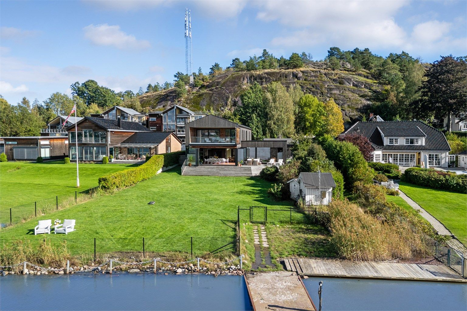 Tomten er svært velstelt og pent opparbeidet med flere ulike soner. 